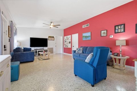 House in Saint Petersburg, Florida 4 bedrooms, 145.95 sq.m. № 2215761 - photo 5