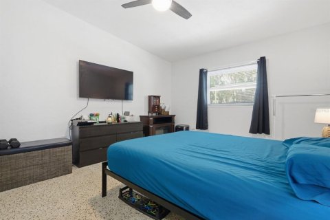 House in Saint Petersburg, Florida 4 bedrooms, 145.95 sq.m. № 2215761 - photo 14