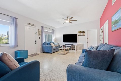 House in Saint Petersburg, Florida 4 bedrooms, 145.95 sq.m. № 2215761 - photo 2