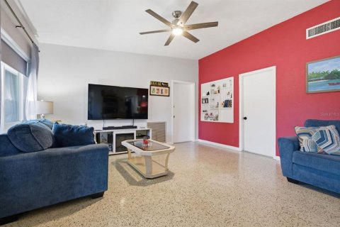 House in Saint Petersburg, Florida 4 bedrooms, 145.95 sq.m. № 2215761 - photo 4