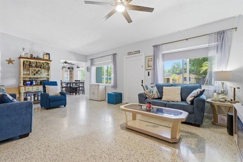 House in Saint Petersburg, Florida 4 bedrooms, 145.95 sq.m. № 2215761 - photo 7