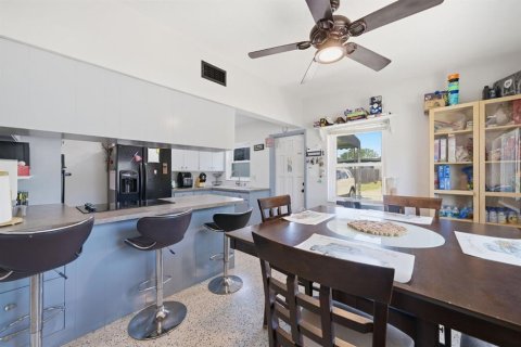 House in Saint Petersburg, Florida 4 bedrooms, 145.95 sq.m. № 2215761 - photo 9