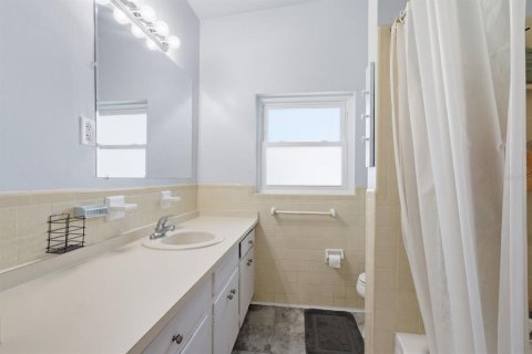House in Saint Petersburg, Florida 4 bedrooms, 145.95 sq.m. № 2215761 - photo 17