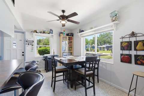 House in Saint Petersburg, Florida 4 bedrooms, 145.95 sq.m. № 2215761 - photo 8