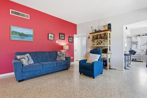 House in Saint Petersburg, Florida 4 bedrooms, 145.95 sq.m. № 2215761 - photo 3