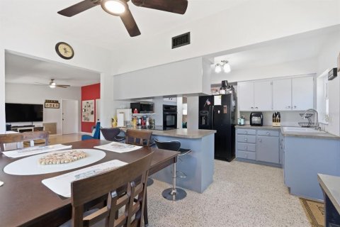 House in Saint Petersburg, Florida 4 bedrooms, 145.95 sq.m. № 2215761 - photo 10