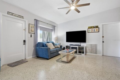 House in Saint Petersburg, Florida 4 bedrooms, 145.95 sq.m. № 2215761 - photo 6