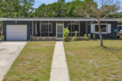 House in Saint Petersburg, Florida 4 bedrooms, 145.95 sq.m. № 2215761