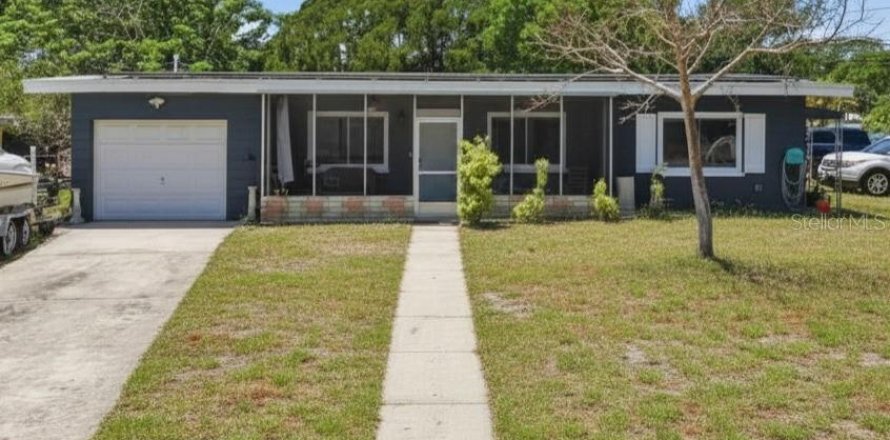 House in Saint Petersburg, Florida 4 bedrooms, 145.95 sq.m. № 2215761