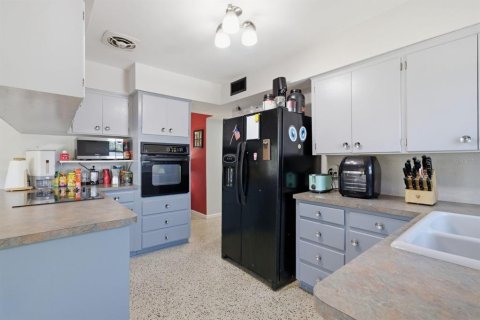 House in Saint Petersburg, Florida 4 bedrooms, 145.95 sq.m. № 2215761 - photo 11