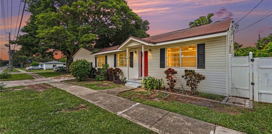 Duplex in Clearwater, Florida 4 bedrooms, 182.27 sq.m. № 2386296