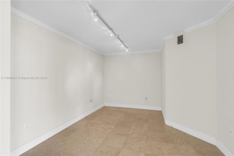 Купить кондоминиум в Бей-Харбор-Айлендс, Флорида 3 спальни, 181.16м2, № 1944474 - фото 27