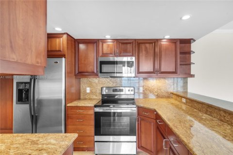 Купить кондоминиум в Бей-Харбор-Айлендс, Флорида 3 спальни, 181.16м2, № 1944474 - фото 12