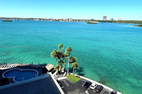 Купить кондоминиум в Бей-Харбор-Айлендс, Флорида 3 спальни, 181.16м2, № 1944474 - фото 1