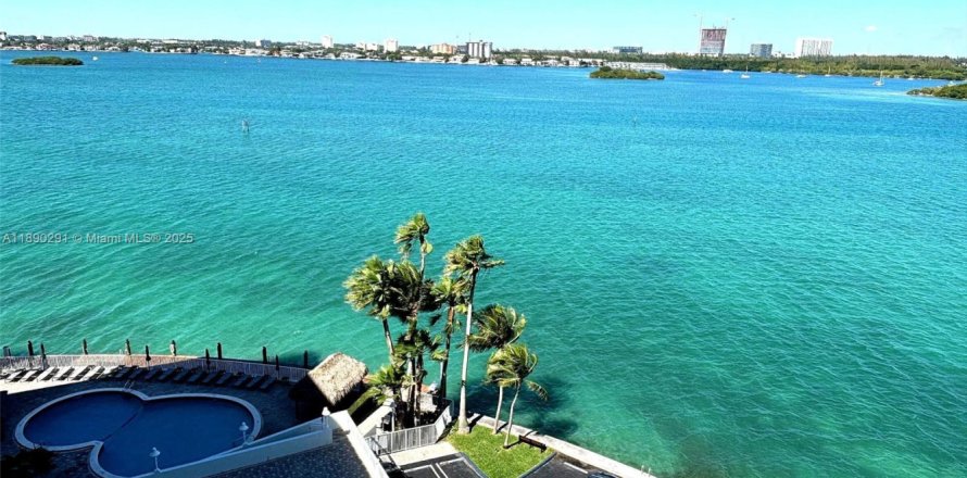 Кондоминиум с 3 спальнями в Бей-Харбор-Айлендс, Флорида № 1944474