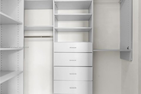 Купить кондоминиум в Бей-Харбор-Айлендс, Флорида 3 спальни, 181.16м2, № 1944474 - фото 26