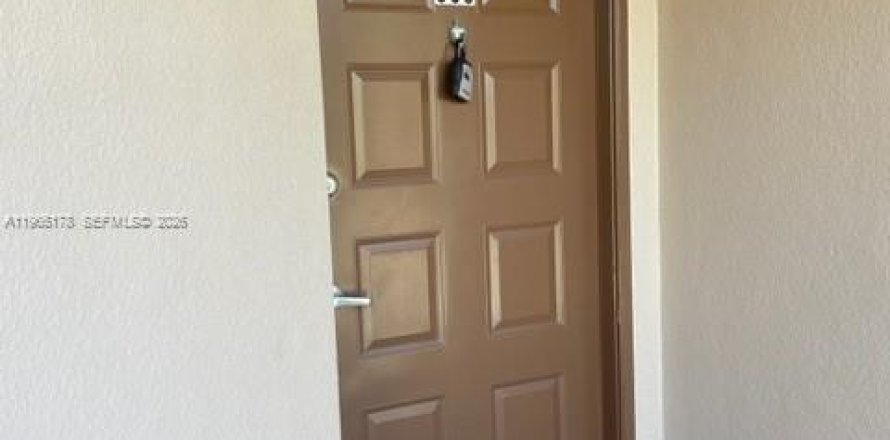 Condominio en Pembroke Pines, Florida, 1 dormitorio  № 2026491