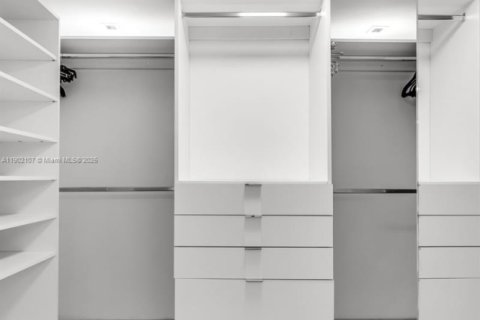 Condo in Miami Beach, Florida, 1 bedroom  № 2081766 - photo 17