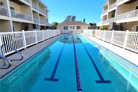 Townhouse in Saint Pete Beach, Florida 3 bedrooms, 190.45 sq.m. № 2219550 - photo 15