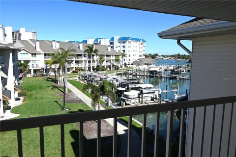 Townhouse in Saint Pete Beach, Florida 3 bedrooms, 190.45 sq.m. № 2219550