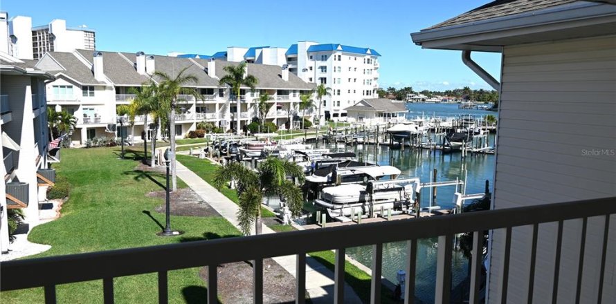 Townhouse in Saint Pete Beach, Florida 3 bedrooms, 190.45 sq.m. № 2219550