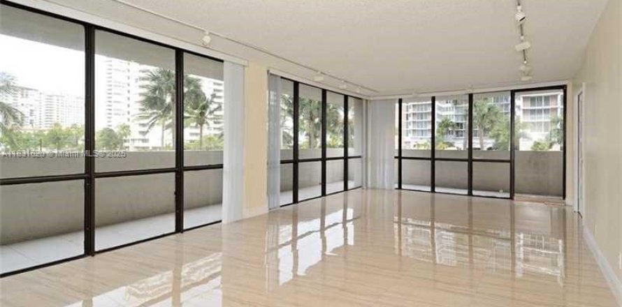 Condo in Hallandale Beach, Florida, 3 bedrooms № 1934555