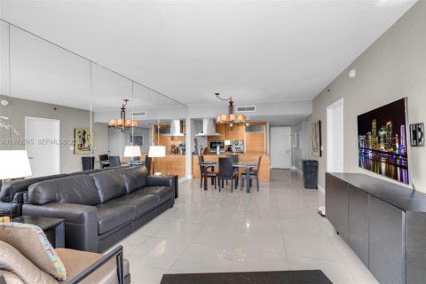 Condominio en venta en Miami, Florida, 1 dormitorio, 96.15 m2 № 2047296 - foto 5