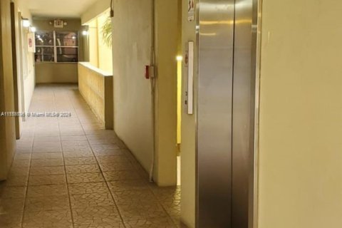 Condominio en venta en North Miami Beach, Florida, 1 dormitorio, 49.24 m2 № 1706951 - foto 2