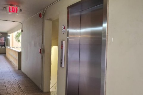 Condominio en venta en North Miami Beach, Florida, 1 dormitorio, 49.24 m2 № 1706951 - foto 3