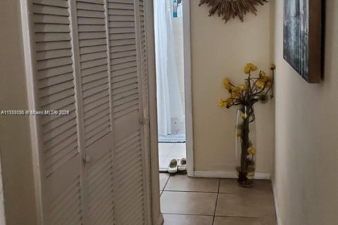 Condominio en venta en North Miami Beach, Florida, 1 dormitorio, 49.24 m2 № 1706951 - foto 9