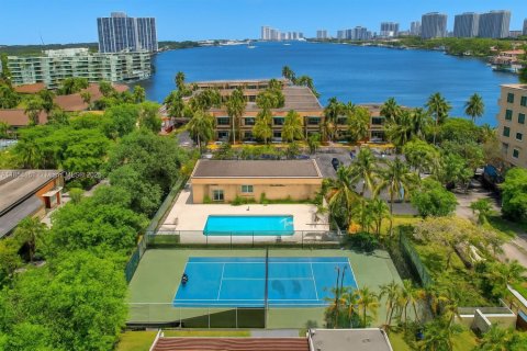 Townhouse in North Miami Beach, Florida 3 bedrooms, 158.86 sq.m. № 1888179 - photo 17