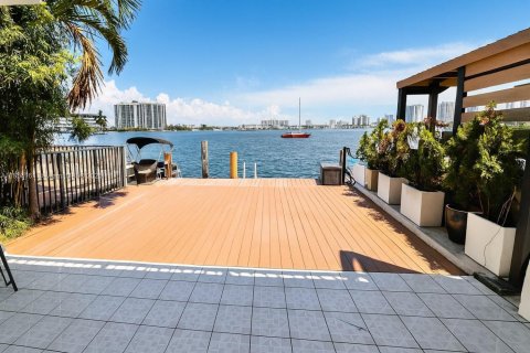 Townhouse in North Miami Beach, Florida 3 bedrooms, 158.86 sq.m. № 1888179 - photo 14