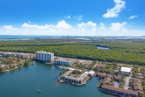 Townhouse in North Miami Beach, Florida 3 bedrooms, 158.86 sq.m. № 1888179 - photo 16