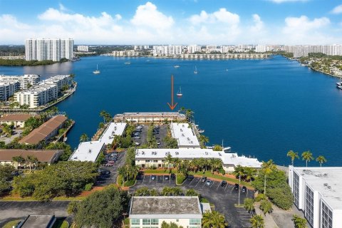 Townhouse in North Miami Beach, Florida 3 bedrooms, 158.86 sq.m. № 1888179 - photo 15