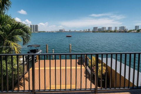 Townhouse in North Miami Beach, Florida 3 bedrooms, 158.86 sq.m. № 1888179 - photo 1