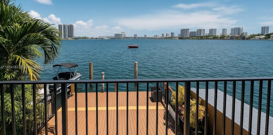 Townhouse in North Miami Beach, Florida 3 bedrooms, 158.86 sq.m. № 1888179