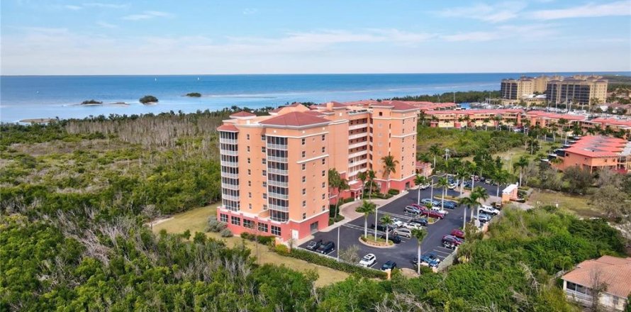 Condo in Punta Gorda, Florida, 2 bedrooms  № 2226472