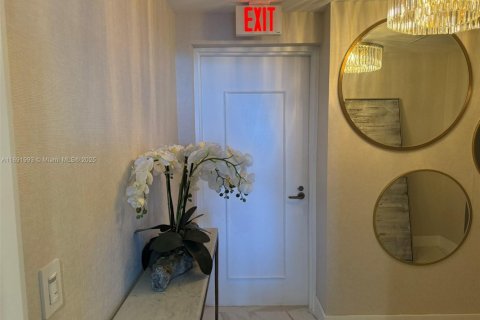 Condo in North Miami Beach, Florida, 4 bedrooms  № 1943956 - photo 2