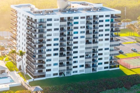 Condo in Jensen Beach, Florida, 2 bedrooms  № 1847786 - photo 1