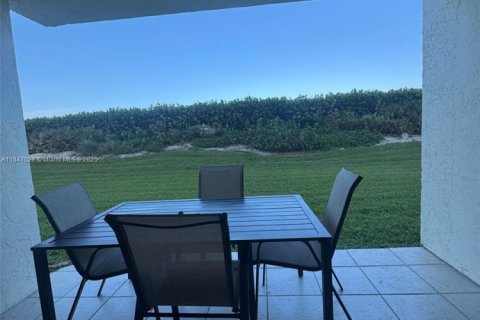 Condo in Jensen Beach, Florida, 2 bedrooms  № 1847786 - photo 12