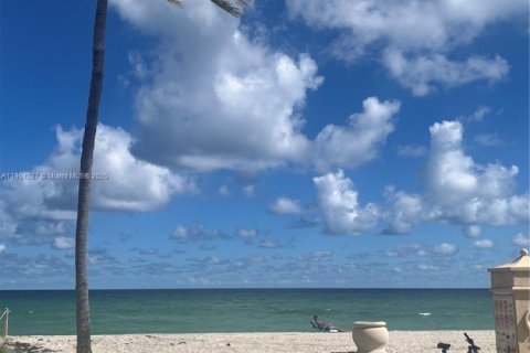 Condo in Hollywood, Florida, 2 bedrooms  № 1953285 - photo 9