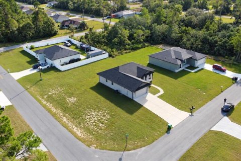 House in Ocala, Florida 3 bedrooms, 134.71 sq.m. № 2395657 - photo 2