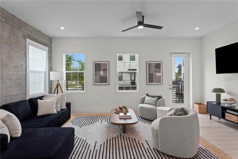 Townhouse in Saint Petersburg, Florida 3 bedrooms, 193.14 sq.m. № 2410538 - photo 10