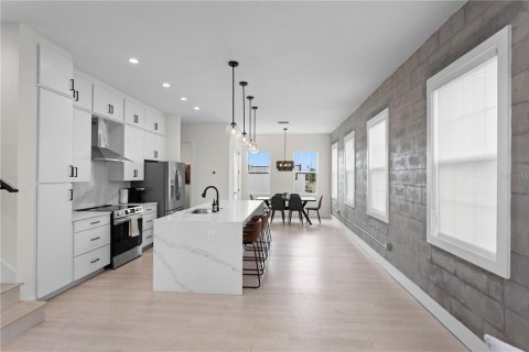 Townhouse in Saint Petersburg, Florida 3 bedrooms, 193.14 sq.m. № 2410538 - photo 4