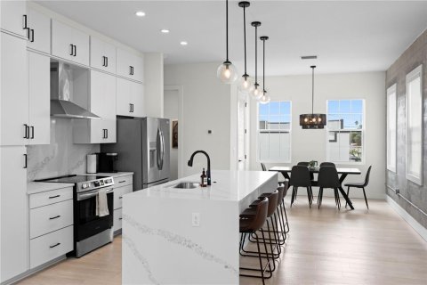 Townhouse in Saint Petersburg, Florida 3 bedrooms, 193.14 sq.m. № 2410538 - photo 5