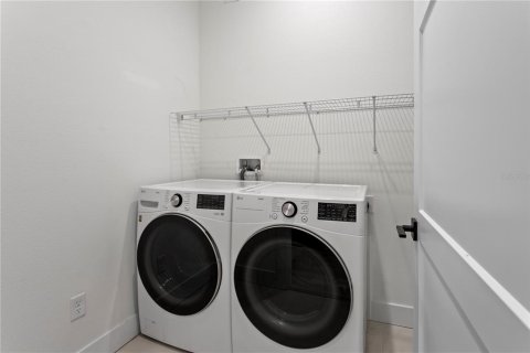 Townhouse in Saint Petersburg, Florida 3 bedrooms, 193.14 sq.m. № 2410538 - photo 25