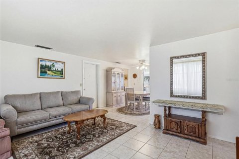 House in North Port, Florida 2 bedrooms, 80.27 sq.m. № 2167479 - photo 5