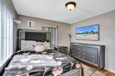 Condo in North Lauderdale, Florida, 3 bedrooms  № 1937908 - photo 28