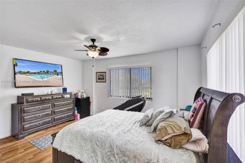 Condo in North Lauderdale, Florida, 3 bedrooms  № 1937908 - photo 22