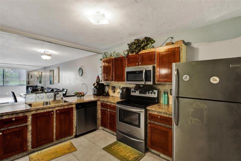 Condo in North Lauderdale, Florida, 3 bedrooms  № 1937908 - photo 13